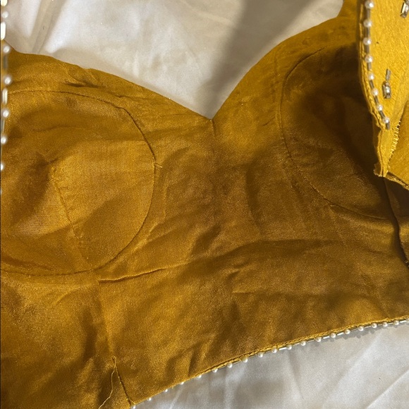 Lehenga charnyia choli yellow white gold. Net Duppatta
Pearls, sequins size L - Picture 16 of 17